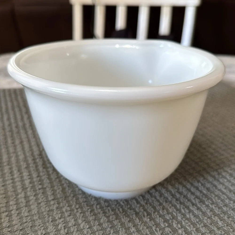 Vintage Hamilton‎ Beach Milk Glass Mixing Bowl Pour Spout Racine Wisconsin 7”